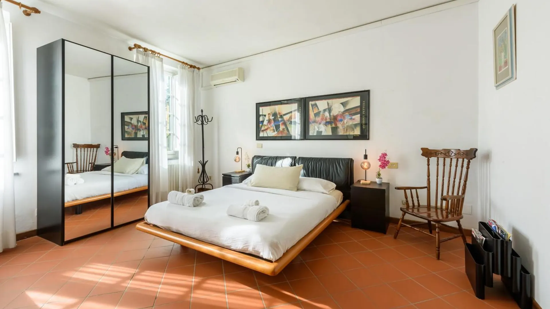 Heart Of Lucca Style Whitin The Walls Apartment