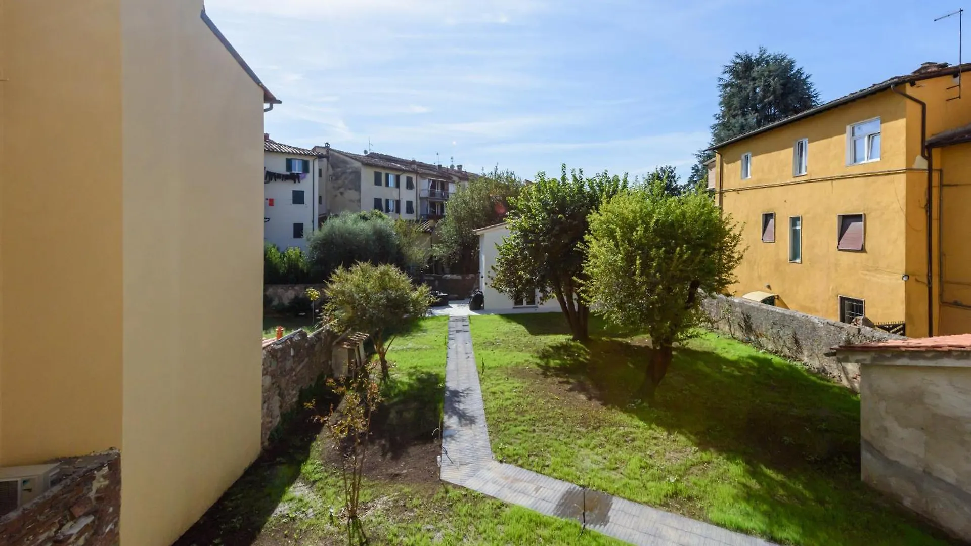 Apartment Heart Of Lucca Style Whitin The Walls