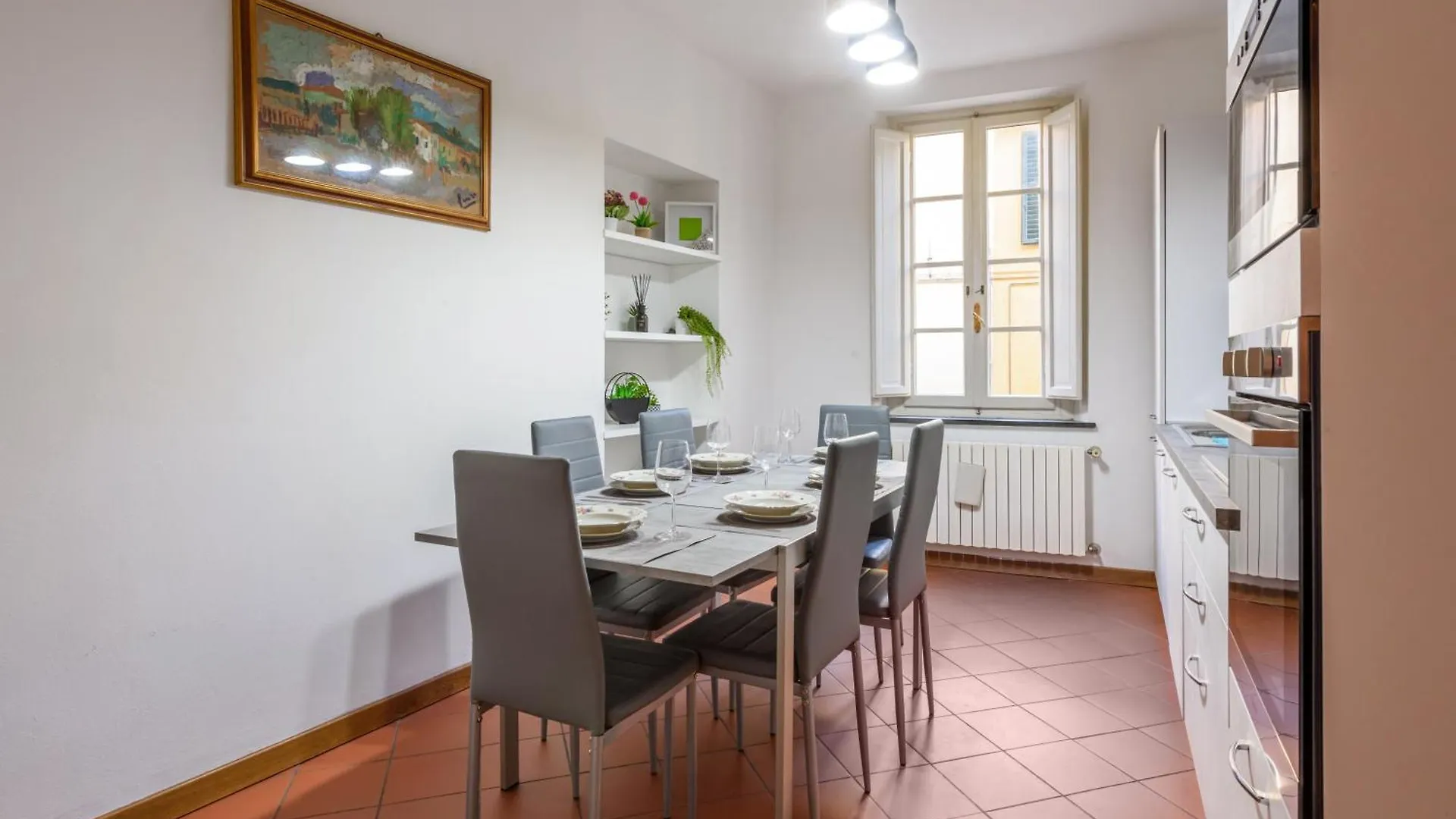 Heart Of Lucca Style Whitin The Walls Apartment